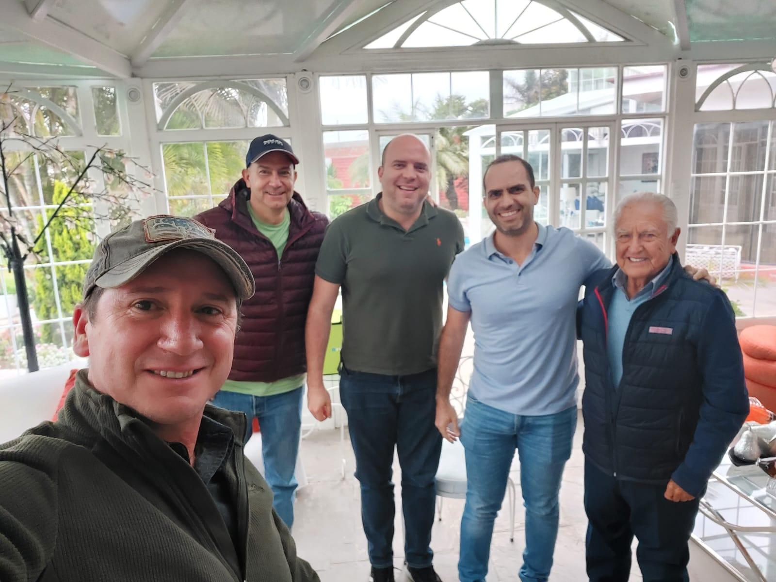 Sebastián de la Cuadra, Eduardo Gonzalez, Juan Fernando Hoyos y Juan David Castaño, junto a Rafael Quevedo, en una visita de hace un año, donde compartió su experiencia como referente del mundo del aguacate.